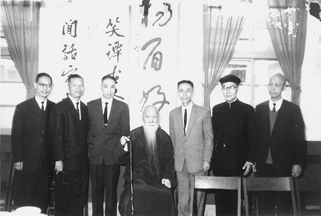 粥会旨趣擘窠大字前显得前人的渺小。