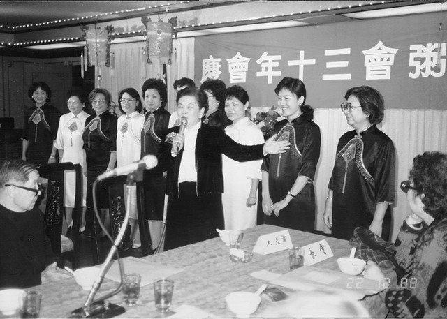 台北粥会30年欢庆大合唱会歌粥颂余兴。