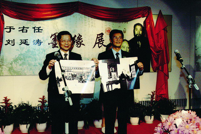 上海复旦大学接受粥会捐赠文献文物
