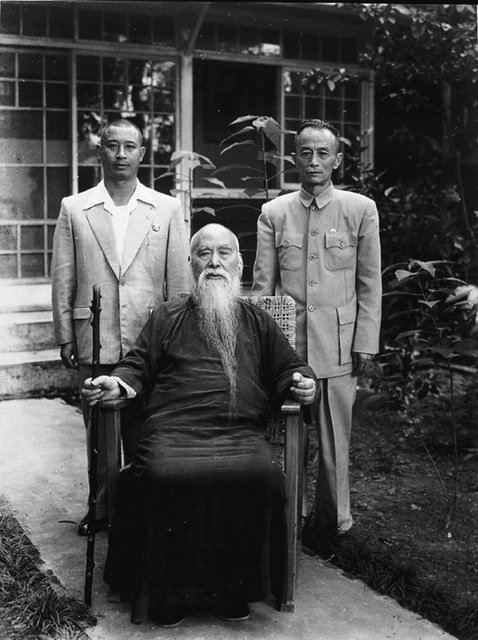 于右任与副官宋子才方伯薰掇於官邸庭院