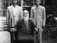 于右任与副官宋子才方伯薰掇於官邸庭院
