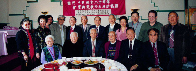 洛杉矶粥会耆老向陆炳文细说当年