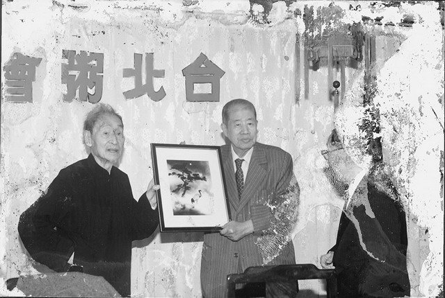 粥会名贤郎静山（左）赠出集锦照片给陶涛伯