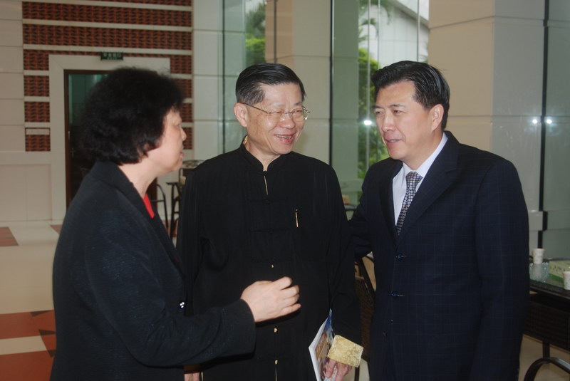 朱清潘燕燕倾听台湾来人语