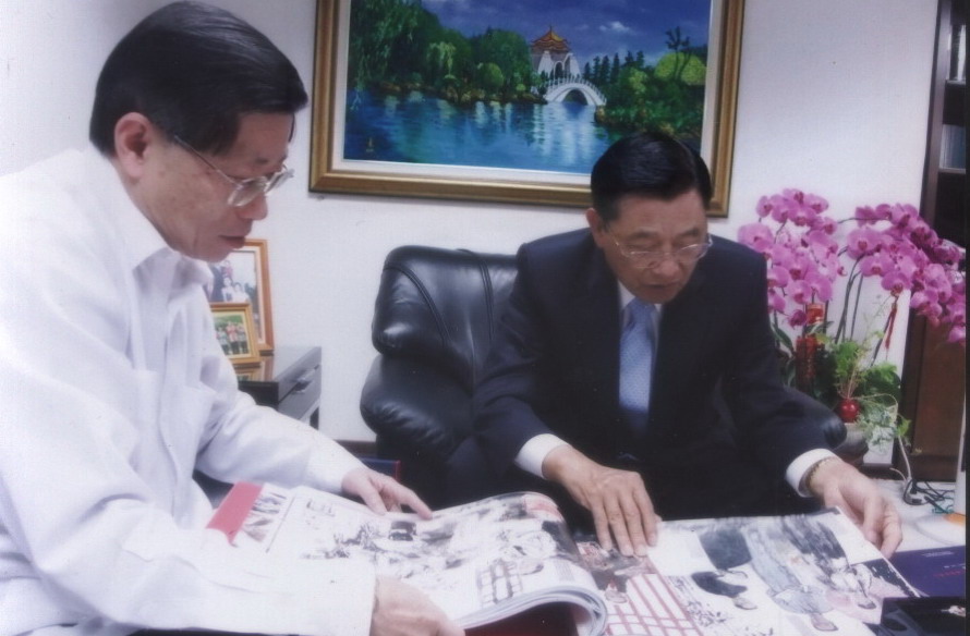 江丙坤檢視陸炳文交流圖錄