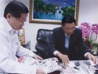 江丙坤檢視陸炳文交流圖錄