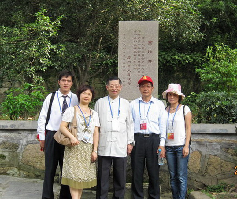 皓月园颂典仪式前探国姓井