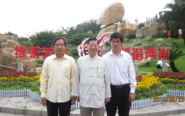 连文成重游东山风动石景区