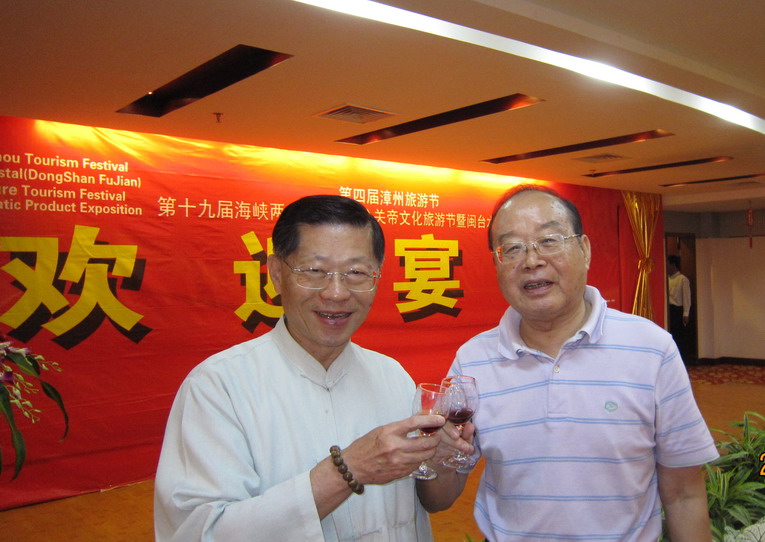 与何少川举杯互祝和谐两岸