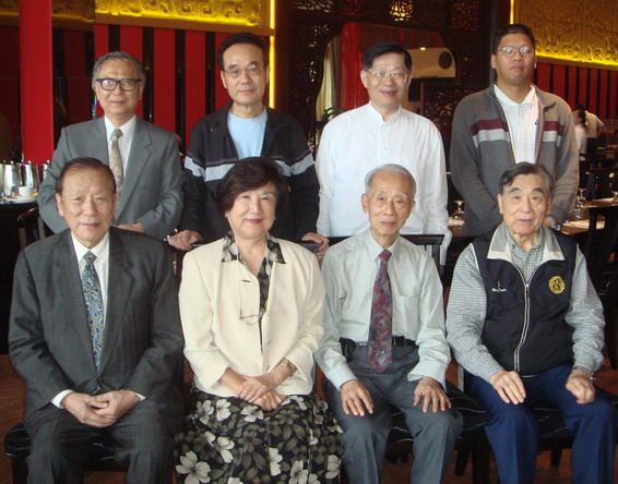 沈徐露於圓山联誼展抱子弟