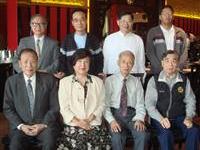 沈徐露於圓山联誼展抱子弟