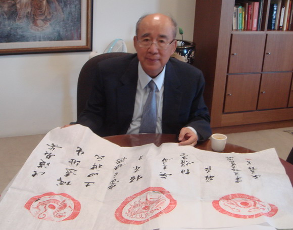吳伯雄端詳于書院銀川名作