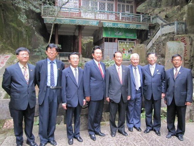 陳雲林迎宋楚瑜摩崖石刻前