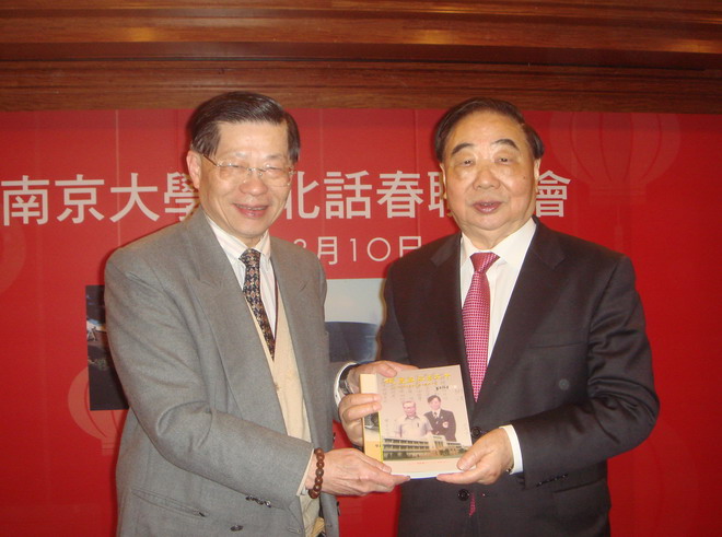 贈書江蘇省委原書記陳煥友