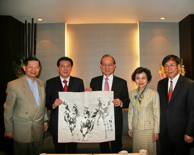 林豐正宴請参展人受贈画作