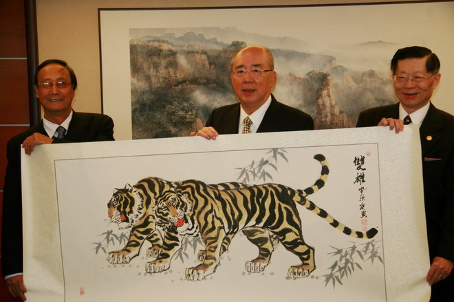 各地粥會向吳伯雄呈献禮品