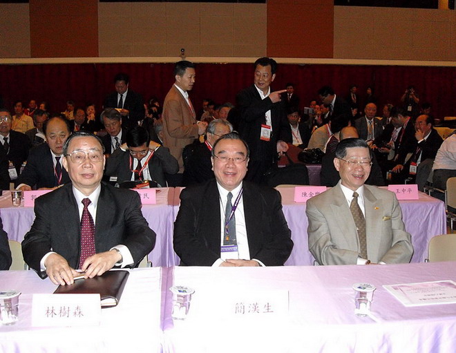 簡漢生林樹森全神貫注聽講