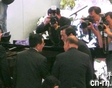 李炳才抵台馬英九握手致意