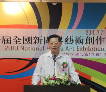 記者双手分執两筆