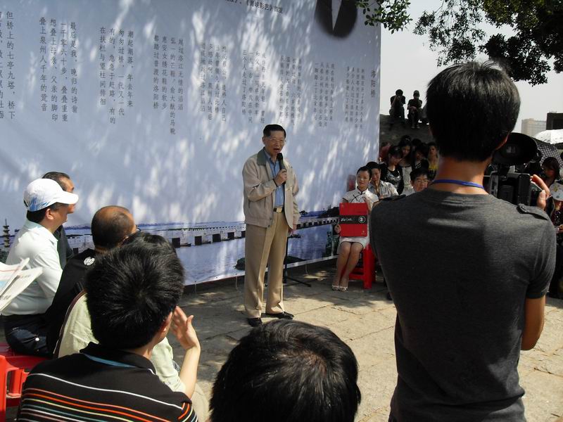 陆炳文代表余光中专程出席