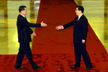 正走向歷史性一握