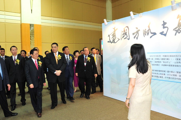 崔世安等長官嘉賓聽取導覽