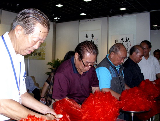 丁之發賴宗烟執剪開出紅綵