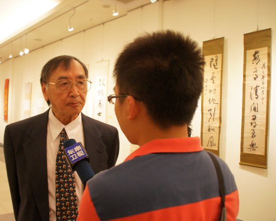 于中令展場受訪中