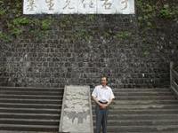 團長專謁右老墓園