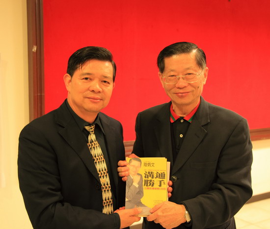 暢銷書贈連江縣長