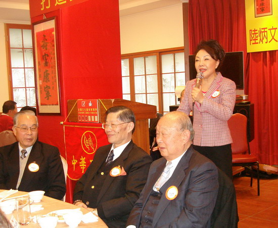 杨燕献唱生日快乐