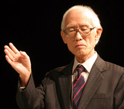 文学大师若有所思
