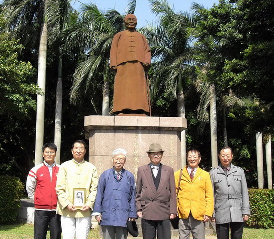 全粥领导谒粥师吴稚晖铜像