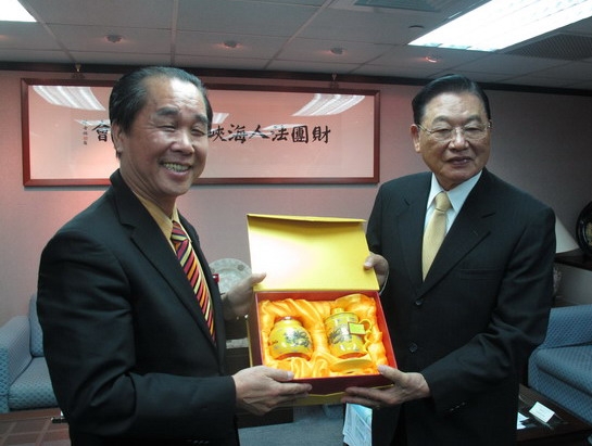 吴其萃及区领导拜会江丙坤