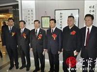 六领导合影于领导人题词前
