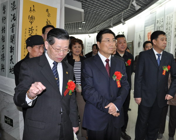 引导陕西省政协主席观展览
