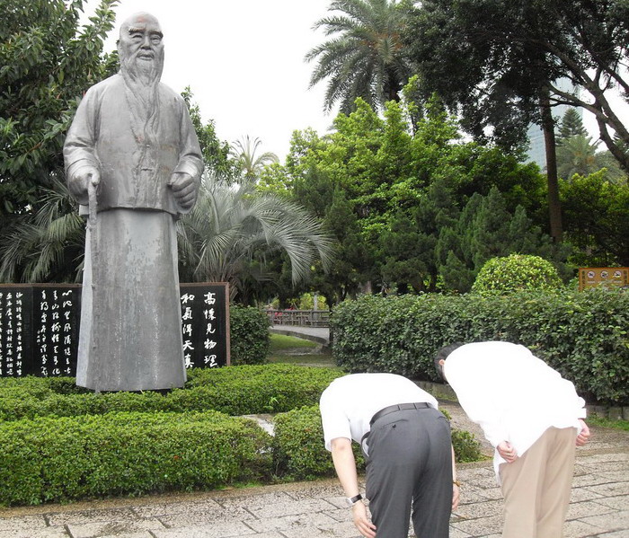 两岸两于书院长齐朝拜圣像