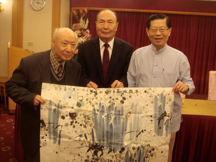粥长献礼中国公共关系协会