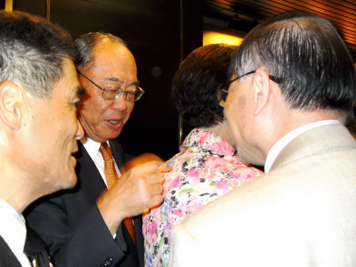 国大议长钱复关注粥会活动