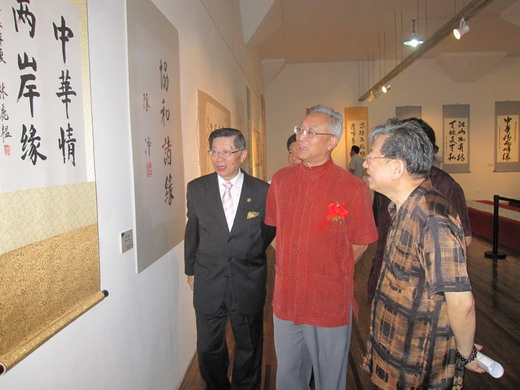陆炳文陈元麟引张铭清观展