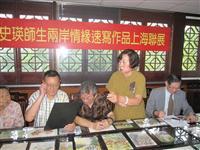 史瑛向参观者介绍创作灵感