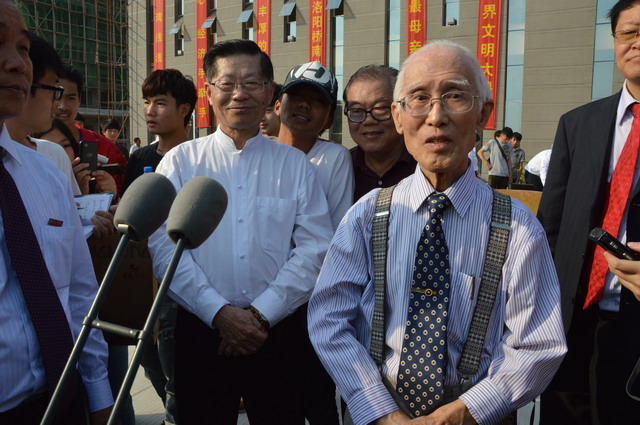 余光中馆主欢迎乡亲来做客