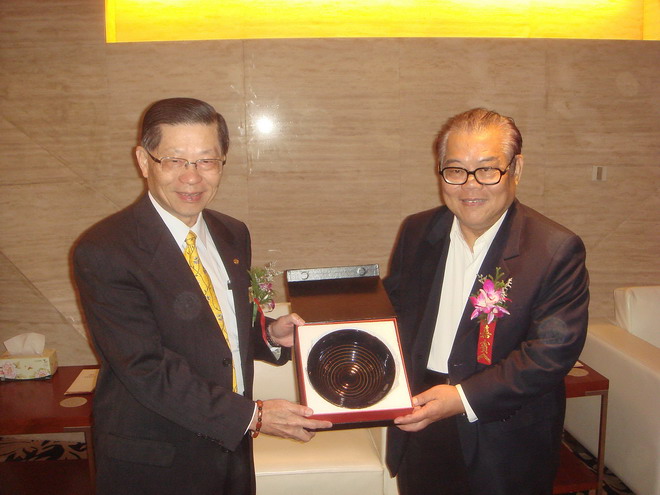 中宣部原副部长受赠大粥碗