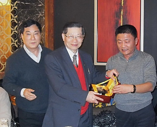 中铁地产以国画石贺粥长寿
