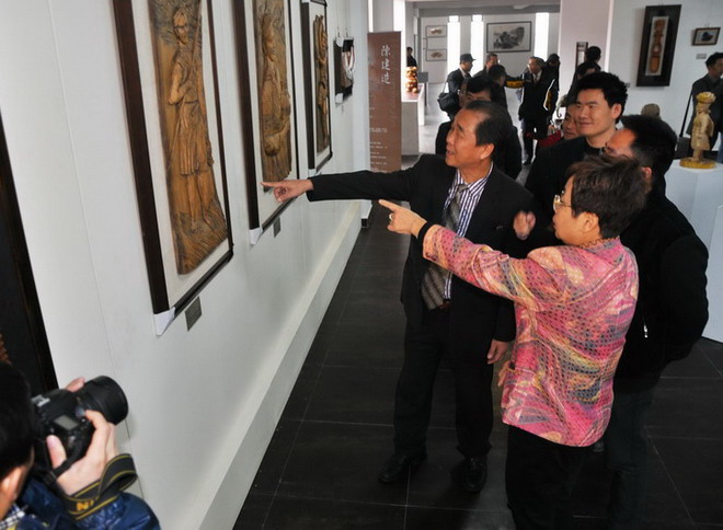 台湾木雕精品展在全粥开展
