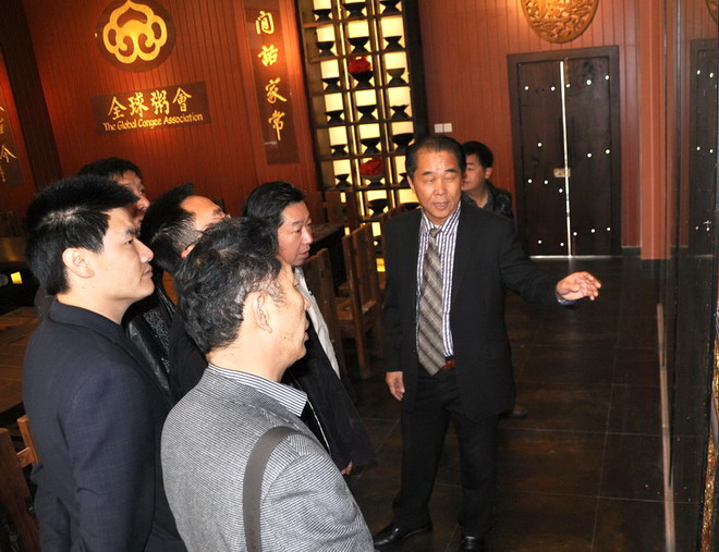 吴其萃引导参观承运阁珍藏