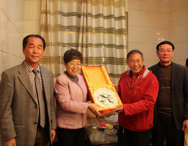 泉台民间交流协会赠礼结缘