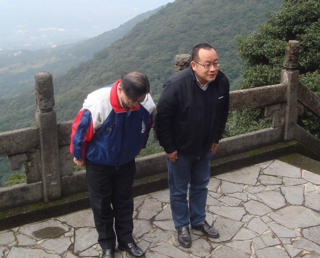 粥长偕赵志伟专谒于右任墓