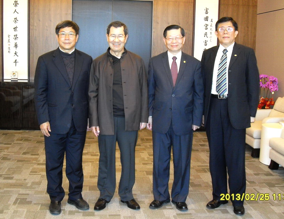 萧万长会见陆炳文话别留影