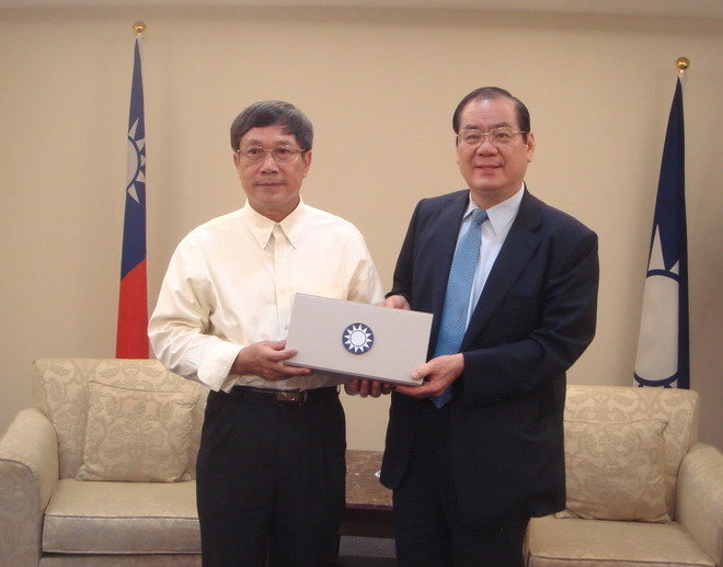 连文成受赠国民党徽结缘品